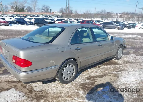 1998 Mercedes-Benz E 320 z USA, uszkodzony, nr VIN WDBJF65FXWA584430